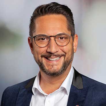 Alois Rainer_Wirtschaftskammer Tirol_Gastronomie Alois Rainer lächelt in die Kamera.